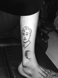 小腿男士肖像与月亮一起的纹身图案