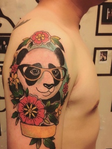 大臂彩色眼镜熊猫纹身图案