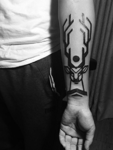 手臂黑白个性图腾纹身刺青