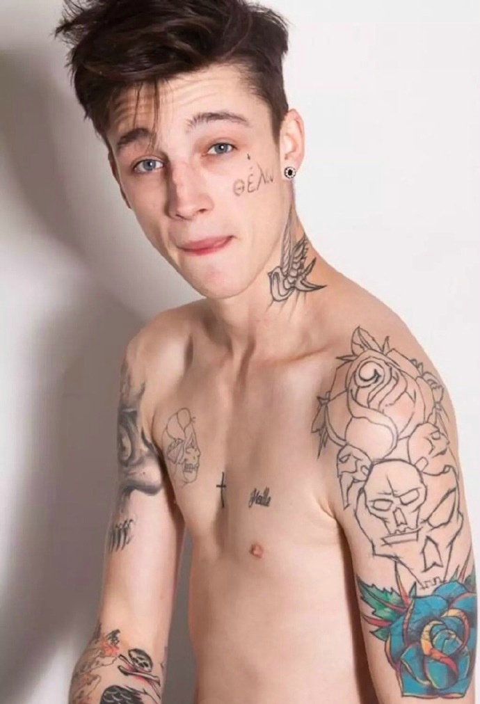 点击大图看下一张：外国小鲜肉男明星花臂纹身刺青