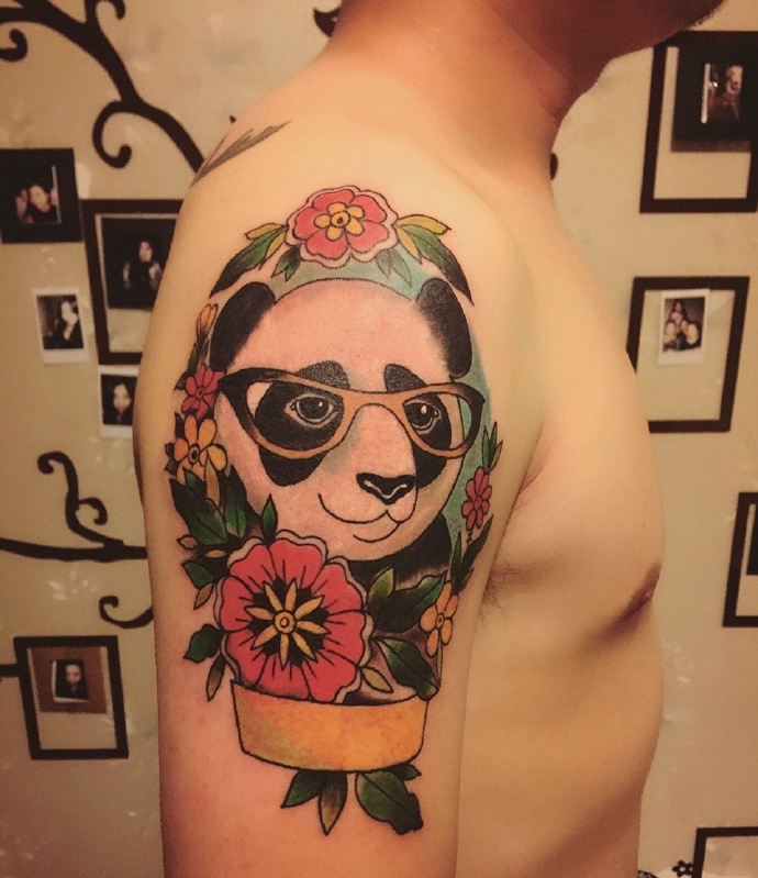 点击大图看下一张：大臂彩色眼镜熊猫纹身图案