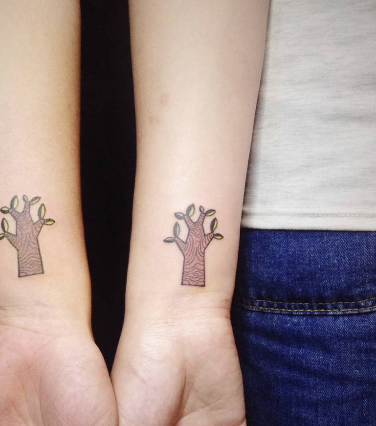 点击大图看下一张：手腕情侣小树纹身图案时尚好看