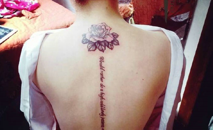 点击大图看下一张：脊椎部时尚小清新英文纹身刺青