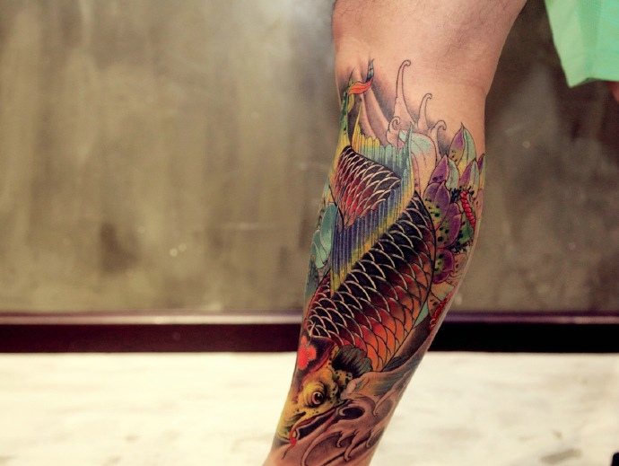 点击大图看下一张：包小腿闪闪发亮的红鲤鱼纹身刺青
