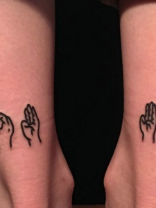 双腿部外侧手指指示图案纹身刺青