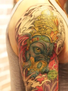 象神与鲤鱼结合的花臂纹身图案