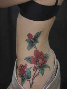 细小的侧腰部有着美丽花朵纹身刺青