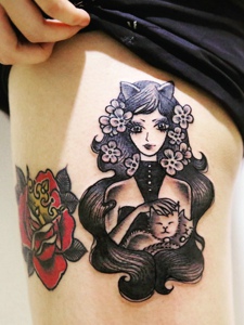 大腿部处着美女与小猫一起的纹身刺青
