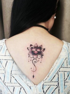长发女生脊椎部一朵莲花纹身图案