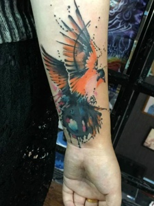 手臂水彩蜂鸟纹身图案