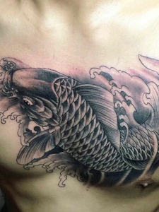 男士胸前黑白大鲤鱼纹身图案