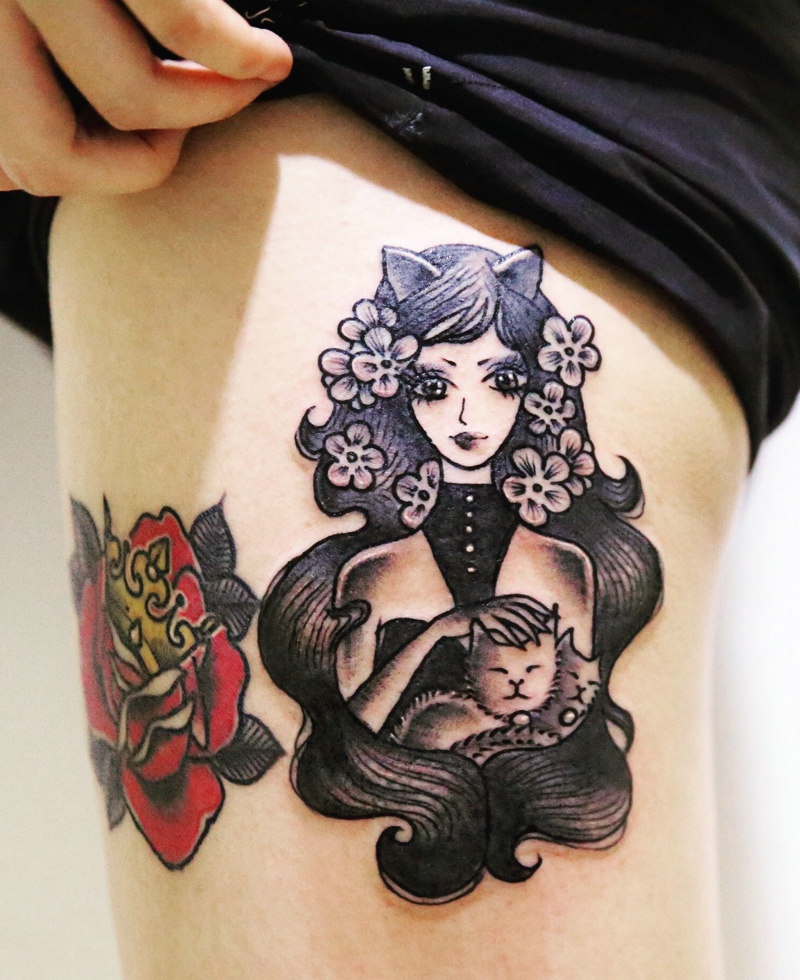 点击大图看下一张：大腿部处着美女与小猫一起的纹身刺青