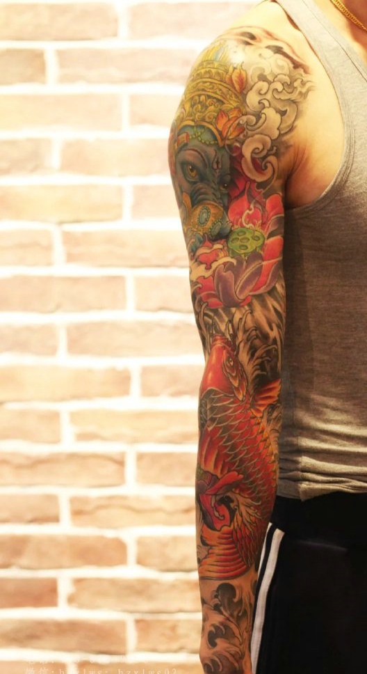 点击大图看下一张：象神与鲤鱼结合的花臂纹身图案