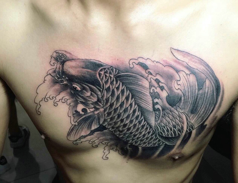 点击大图看下一张：男士胸前黑白大鲤鱼纹身图案
