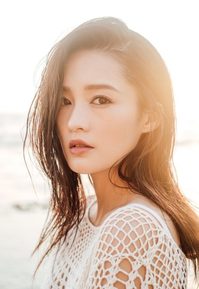 点击大图看下一张:李沁海边写真曝光 笑容明媚小露性感