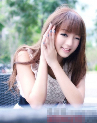 点击大图看下一张：小清新文艺范女生简约直发发型 做讨喜女孩子