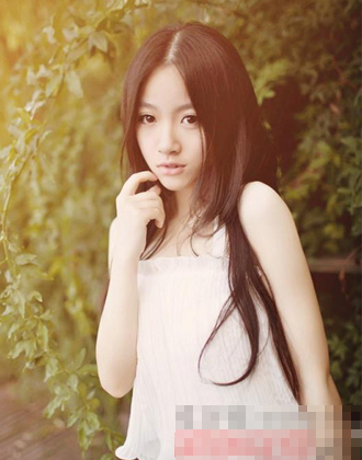 点击大图看下一张:小清新文艺范女生简约直发发型 做讨喜女孩子