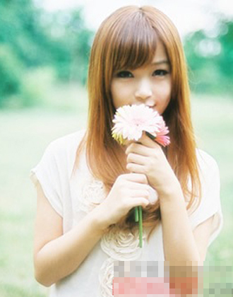 点击大图看下一张:小清新文艺范女生简约直发发型 做讨喜女孩子