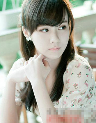 点击大图看下一张:小清新文艺范女生简约直发发型 做讨喜女孩子