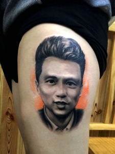 包大腿男士肖像纹身刺青