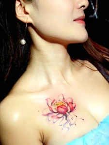 女神胸前一朵莲花纹身刺青性感迷人