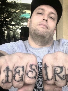 个性男士十个手指的英文纹身刺青