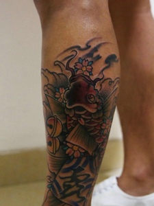 包小腿彩色红鲤鱼纹身刺青很抢眼