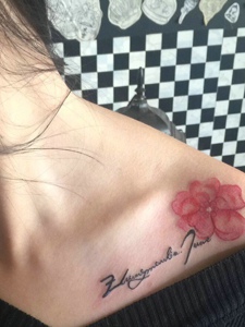 锁骨边花朵与英文一起的纹身刺青