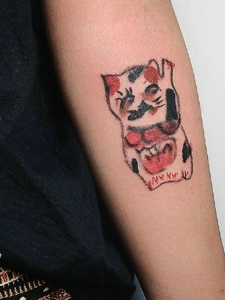 手臂外侧招财猫纹身刺青很可爱