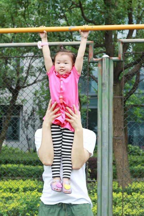 点击大图看下一张：爱停在稍高的肩线