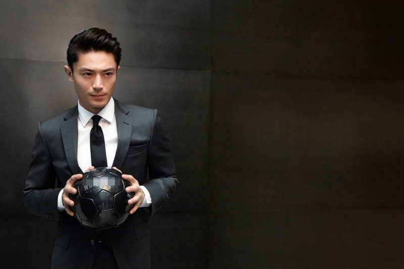 点击大图看下一张:霍建华德国时尚大片 笔挺西装手拿篮球帅气十足