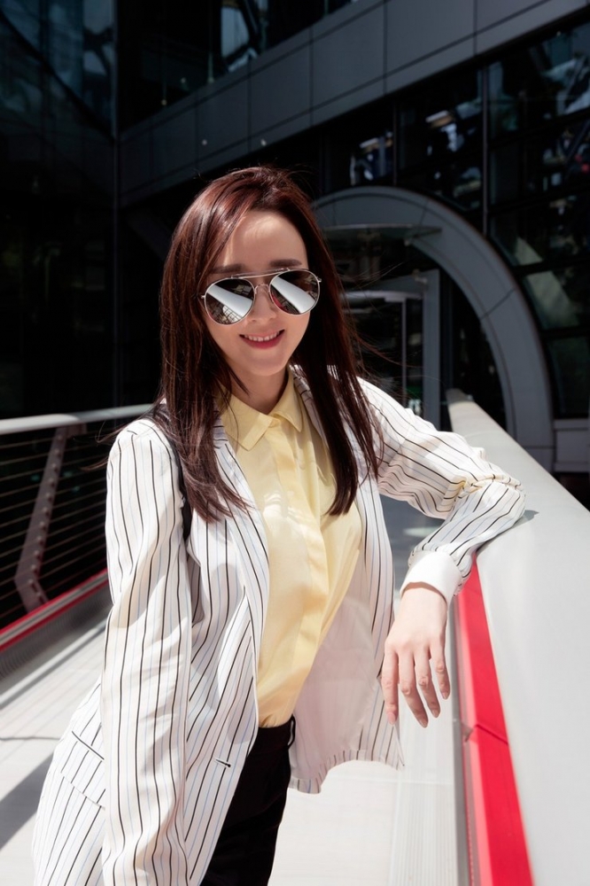 点击大图看下一张：帅气干练 胡静都市写真曝光