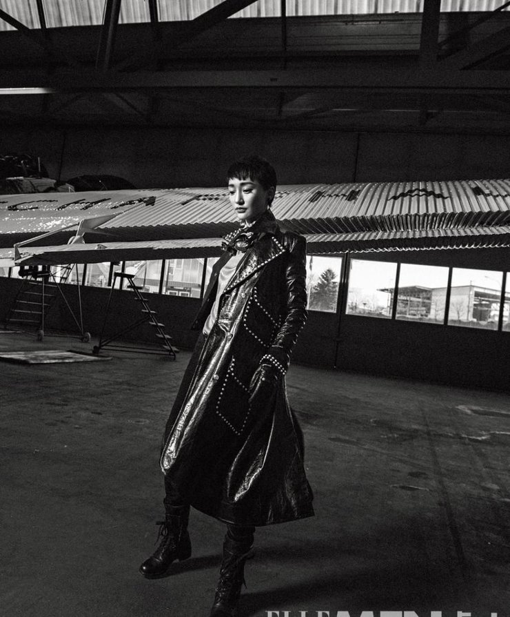 点击大图看下一张：周迅黑白大片质感升级 短发造型帅气十足