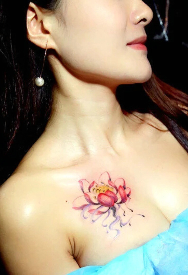 点击大图看下一张：女神胸前一朵莲花纹身刺青性感迷人