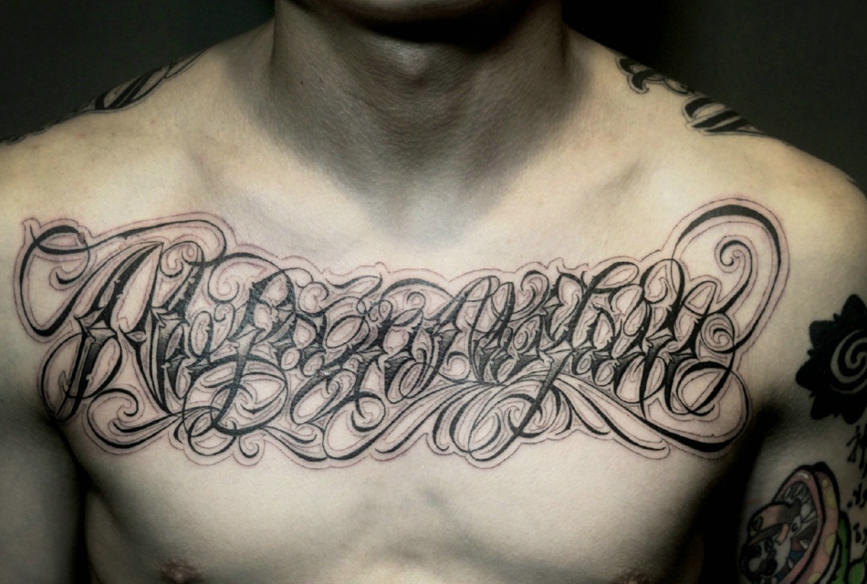 点击大图看下一张：男士胸前大花体英文单词纹身刺青