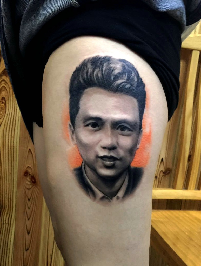 点击大图看下一张：包大腿男士肖像纹身刺青