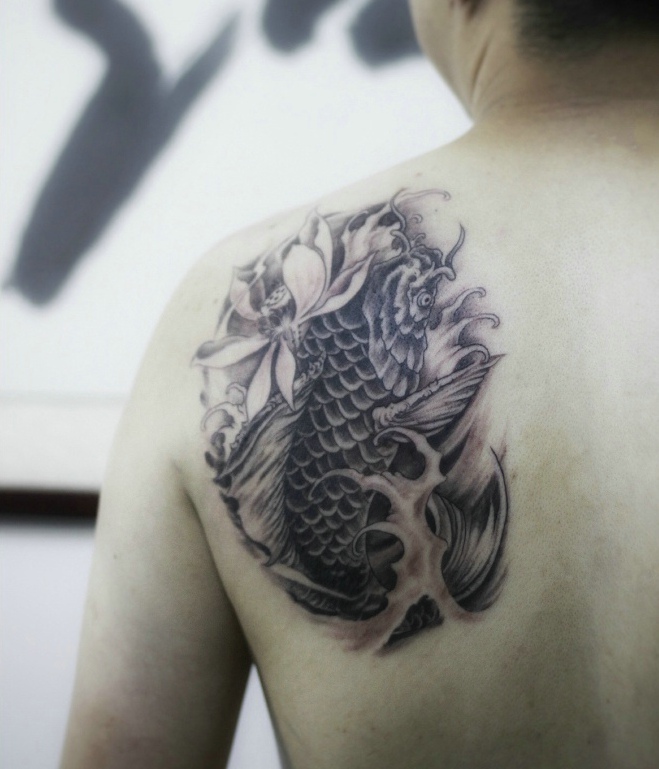 点击大图看下一张：遮盖后背的鲤鱼与莲花的纹身图案
