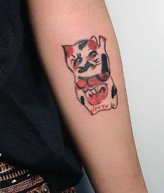 点击大图看下一张：手臂外侧招财猫纹身刺青很可爱