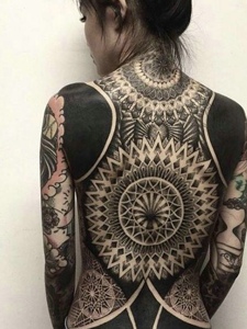 女生满背遮盖梵花纹身图案个性十足