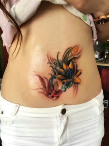 莲花遮盖蝎子的腹部纹身刺青