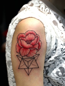 几何图形与花朵一起的手臂纹身刺青