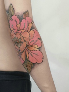 手臂彩色花朵纹身图案非常的时尚