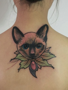 女生后背一只大眼萌萌的花猫纹身图案
