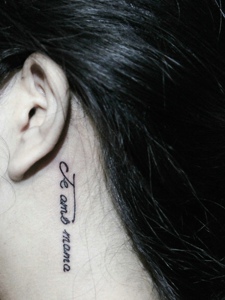 女生耳边上的小清新英文纹身刺青