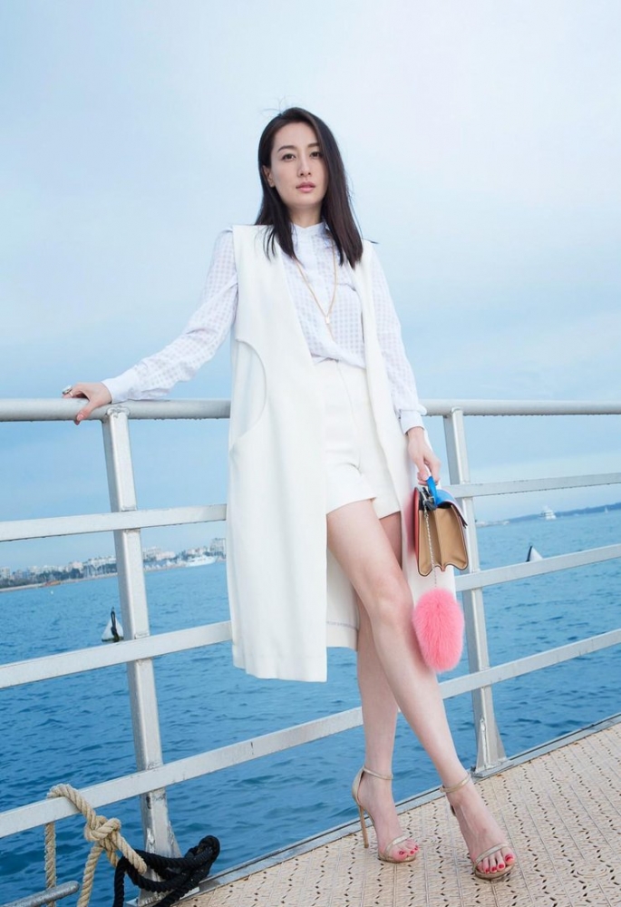 点击大图看下一张:戛纳写真出炉 长发白衣彰显知性美