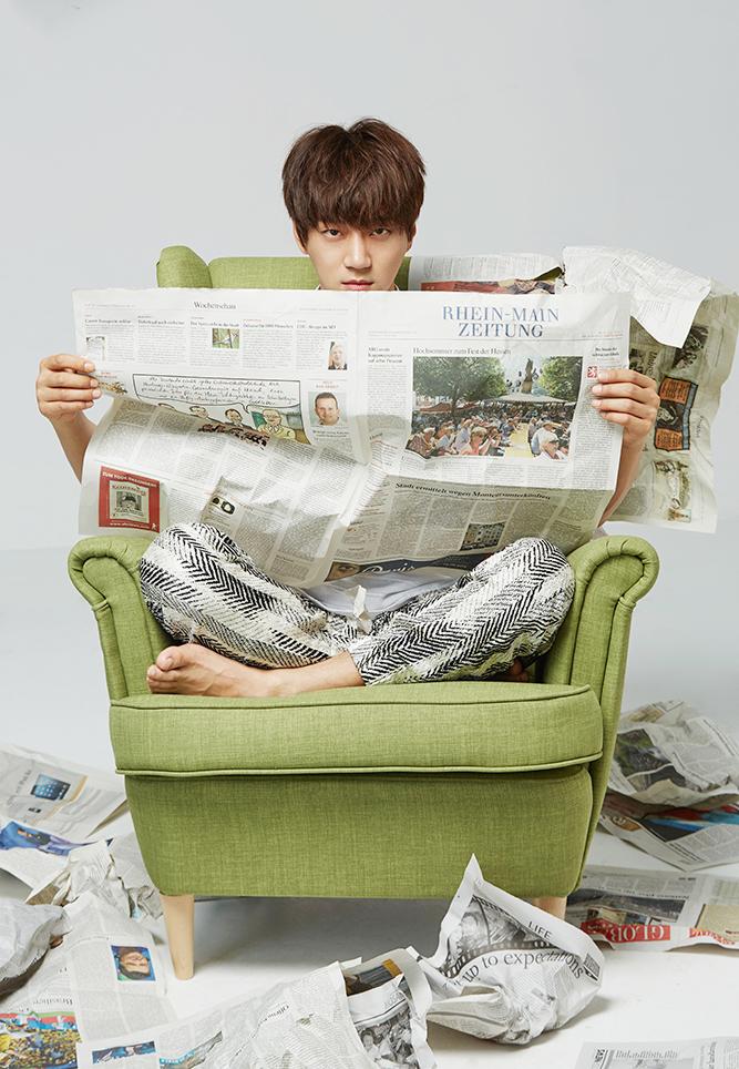 点击大图看下一张：黄致列520写真展居家一面 光脚休闲清新