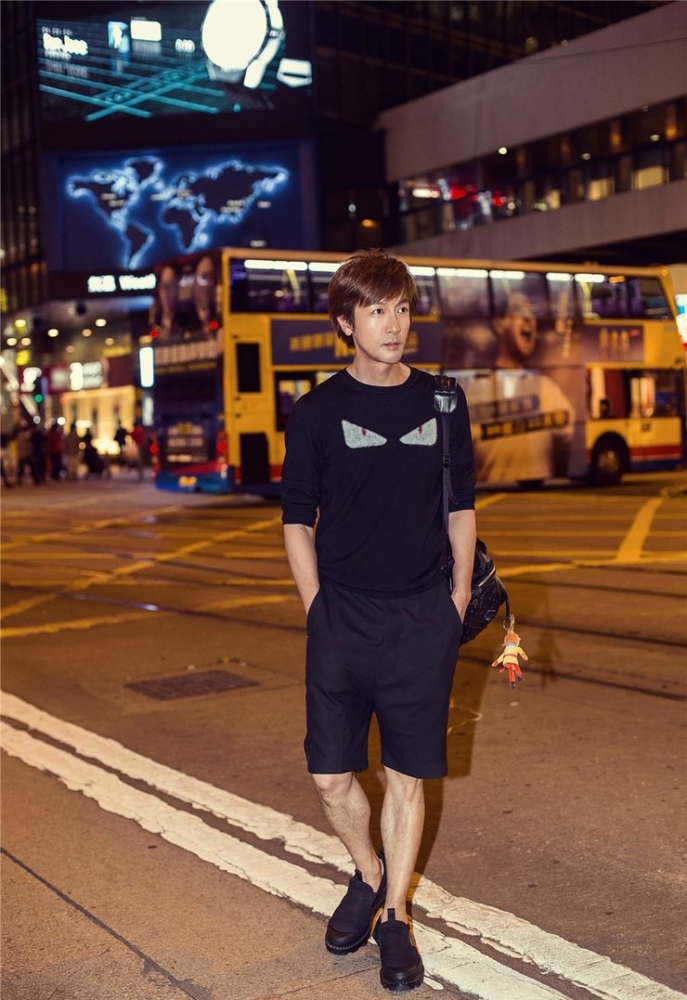 点击大图看下一张：张鲁一香港街拍照片 拍摄遭粉丝围观