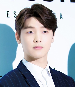 点击大图看下一张:韩国男生短发发型 夏季清爽帅气逼人