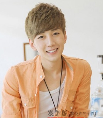 点击大图看下一张：九款男生魅力发型 打造时尚帅气型男