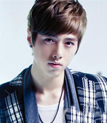 点击大图看下一张：九款男生魅力发型 打造时尚帅气型男